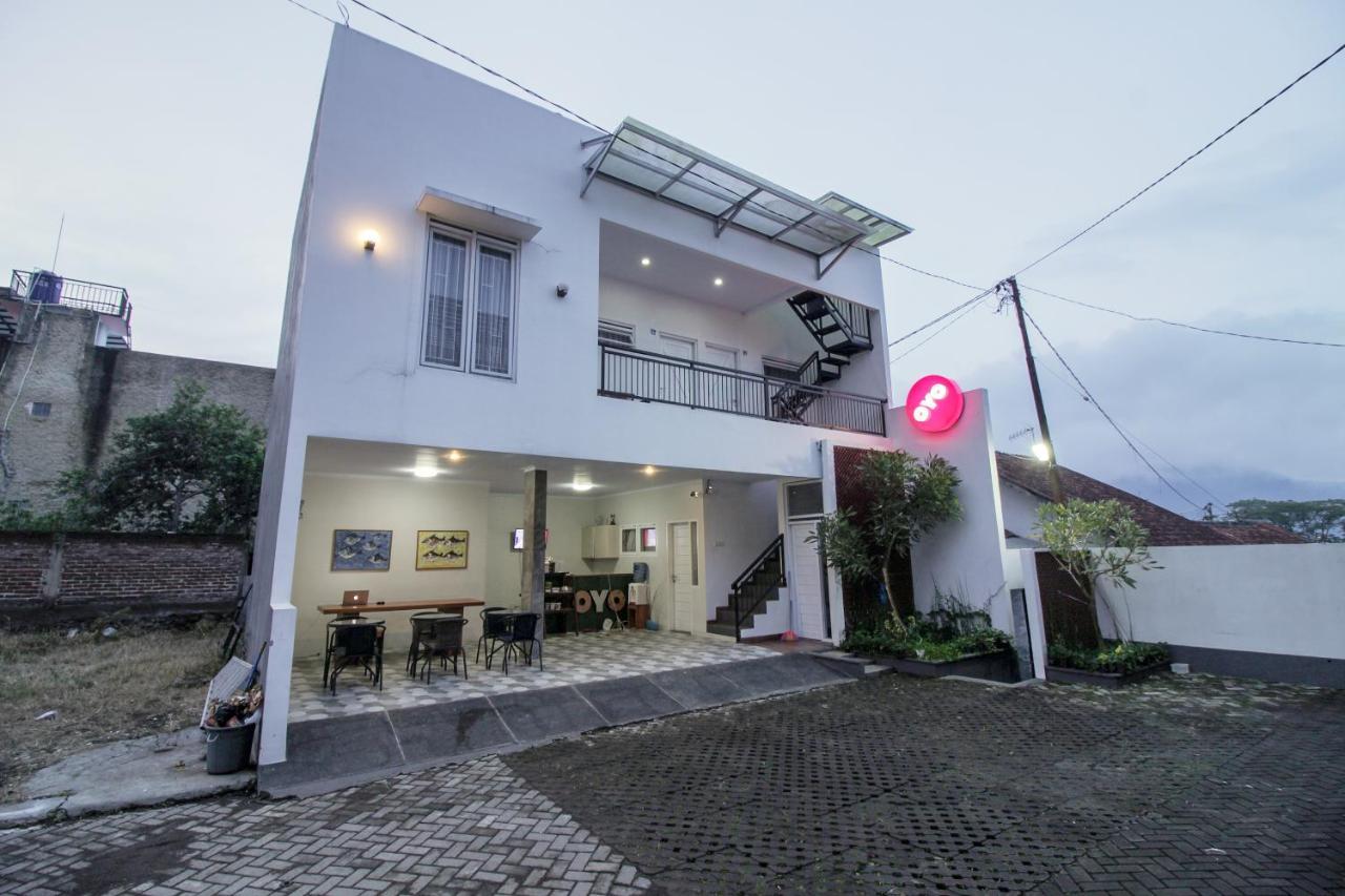 Oyo 396 Tibrae Residence Syariah Lembang Eksteriør billede